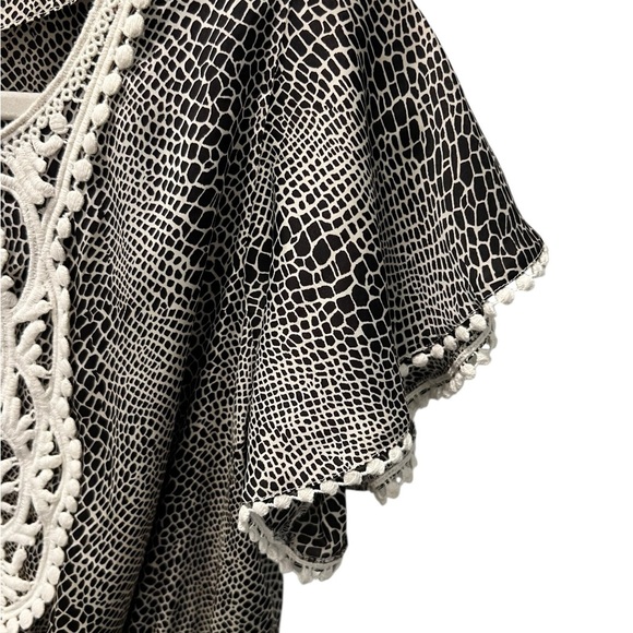 Dressbarn Black & White Boho Blouse Medium Crochet Embroidered Peasant Top - Picture 4 of 8